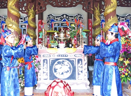 Các vị cao niên ở khối phố Hòa Mỹ khăn áo chỉnh tề về dự lễ hội 