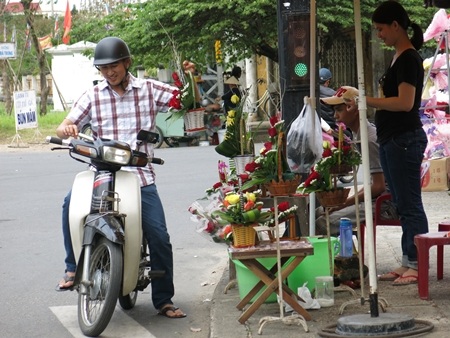 Nhiều quầy hàng hoa, quà tự phát mọc lên trong ngày Valentine