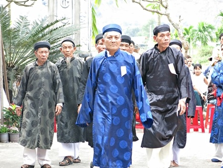 Các vị cao niên ở khối phố Hòa Mỹ khăn áo chỉnh tề về dự lễ hội 