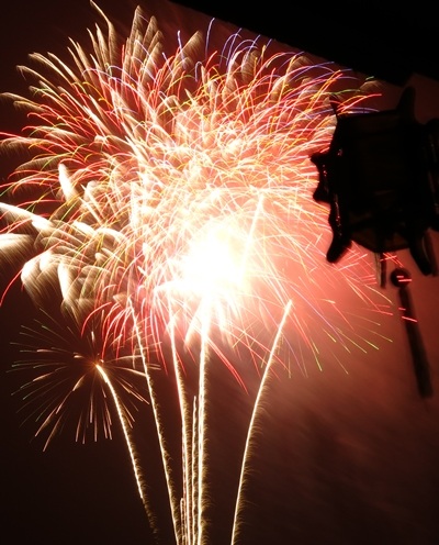 dù trời mưa, các hiệu ứng pháo hoa vẫn đẹp trọn vẹn