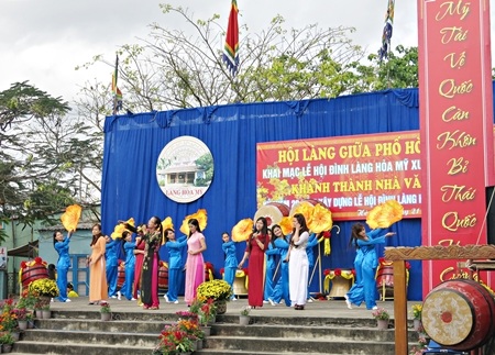 Các vị cao niên ở khối phố Hòa Mỹ khăn áo chỉnh tề về dự lễ hội 