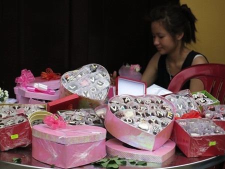 Có cả những cửa hàng của các bạn trẻ tình nguyện kinh doanh vì mục đích từ thiện