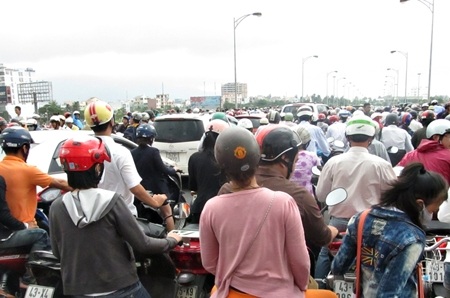 Đà Nẵng bỏ lệnh cấm ô tô qua cầu sông Hàn giờ cao điểm