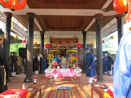 Đình làng nơi thờ bà, cũng là nơi diễn ra lễ chính được trang hoàng tươm tất trong ngày chính lễ