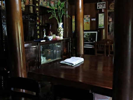 Năm tháng khiến cho những hạng mục, vật dụng làm bằng gỗ mít lâu năm lên màu nâu bóng