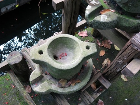 Năm tháng khiến cho những hạng mục, vật dụng làm bằng gỗ mít lâu năm lên màu nâu bóng