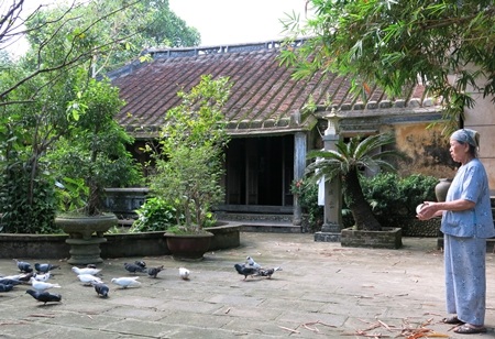 Phía sau cánh cổng nhà là lối đi lát đá sỏi sâu chừng hơn 10 mét mở ra một khung cảnh thơ mộng