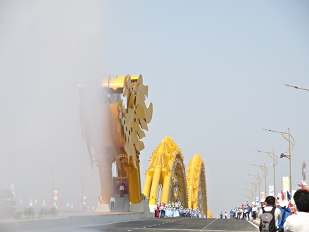 Đầu Rồng phun nước đón đoàn xe của đại biểu lãnh đạo Trung ương và địa phương qua cầu