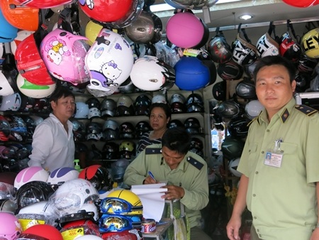 Ngành chức năng đồng loạt ra quân kiểm tra, truy quét mũ bảo hiểm giả, kém chất lượng