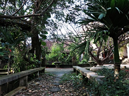 Phía sau cánh cổng nhà là lối đi lát đá sỏi sâu chừng hơn 10 mét mở ra một khung cảnh thơ mộng