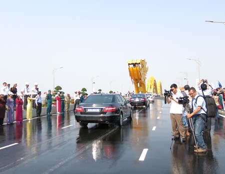 Chính thức thông xe qua cầu Rồng