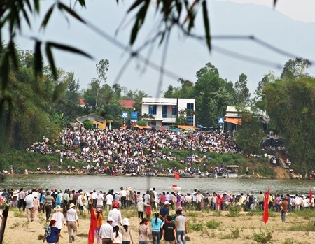 Hội đua thuyền thu hút đông đảo người dân và du khách đổ về hai bên bờ sông Thu Bồn chảy qua làng