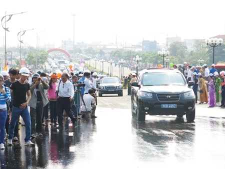 Đầu Rồng phun nước đón đoàn xe của đại biểu lãnh đạo Trung ương và địa phương qua cầu