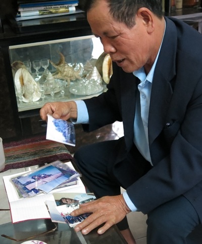 Thượng tá Hoàng Hoan xem lại những hình ảnh kỷ niệm với Trường Sa