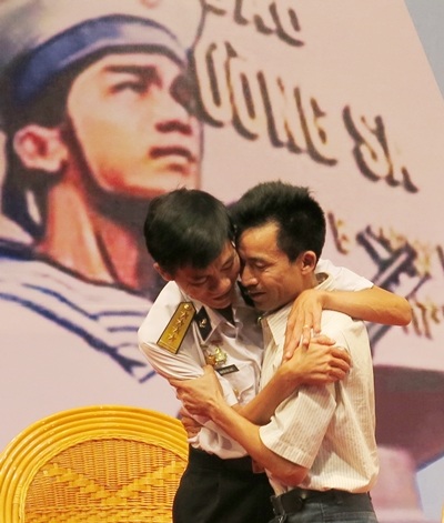 Phút mặc niệm các liệt sĩ đã hy sinh trong trận chiến bảo vệ đảo Gạc Ma