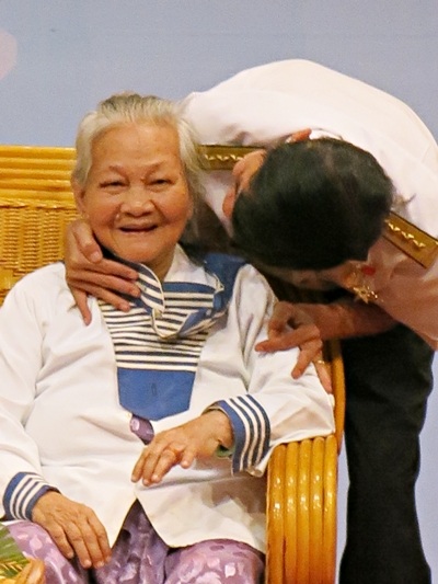 Anh hùng Nguyễn Văn lanh cúi mình hôn mẹ Muộn