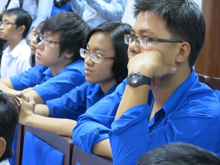 Anh hùng Nguyễn Văn lanh cúi mình hôn mẹ Muộn