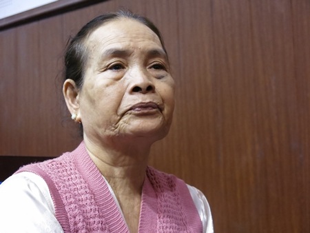 Mẹ Trần Thị Huệ, mẹ liệt sĩ Lê Thế cũng ngân ngấn đôi dòng lệ nhớ con