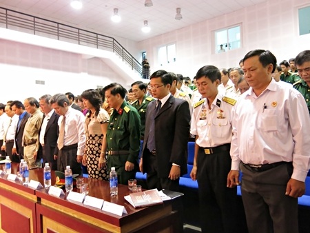 Phút mặc niệm các liệt sĩ đã hy sinh trong trận chiến bảo vệ đảo Gạc Ma