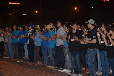 Đông đảo bạn trẻ tham gia hưởng ứng Giờ Trái Đất 2013 do CLB Vì Biển Xanh Đà Nẵng tổ chức