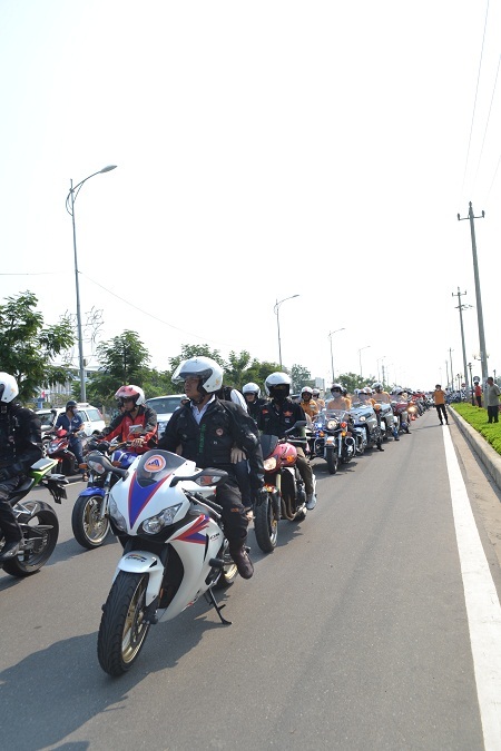 Ấn tượng đại hội mô-tô Đà Nẵng 2013 - 4 Hàng dài mô-tô được xếp trật tự chờ đợi giây phút “bung màn”