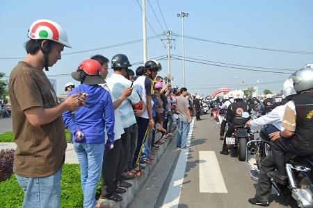 Ấn tượng đại hội mô-tô Đà Nẵng 2013 - 6 Người dân tập trung rất đông để xem dàn xế khủng diễu hành
