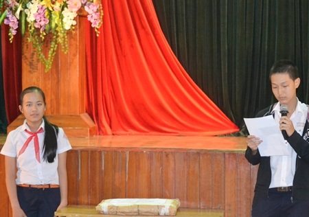 Các học sinh kiểm tra và xác nhận phong bao đựng đề thi được niêm phong tại lễ khai mạc