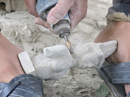 Những pho tượng được chế tác bằng những công cụ rất thô sơ