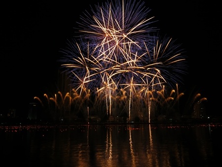 Hình ảnh màn trình diễn pháo hoa của Trung tâm pháo hoa Khan đến từ Nga