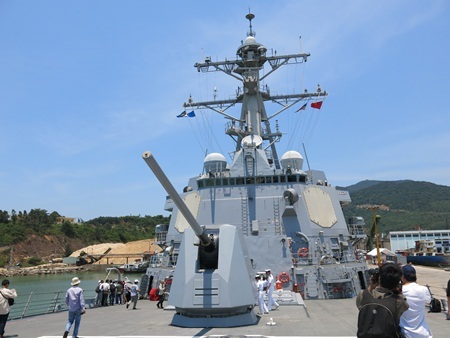 Giá đỡ và bệ phóng tên lửa phía mũi tàu