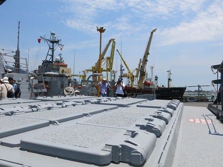 Giá đỡ và bệ phóng tên lửa phía mũi tàu