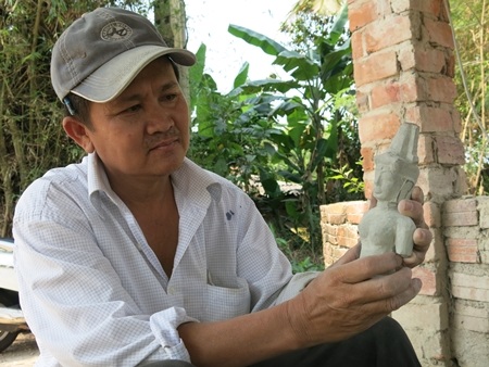 Anh Xuân khoe bức tượng Chămpa sắp hoàn thành