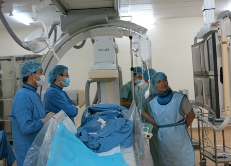 Các bác sĩ đang theo dõi thăm dò điện sinh lý tim cho bệnh nhân bằng hệ thống máy mới được trang bị