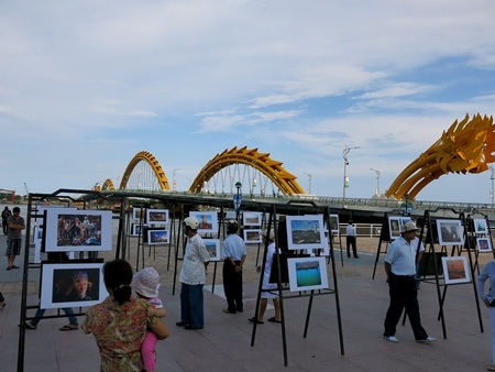 Triển lãm được bày tại bờ sông Hàn, dọc theo đường Bạch Đằng (Đà Nẵng) thu hút đông đảo người xem
