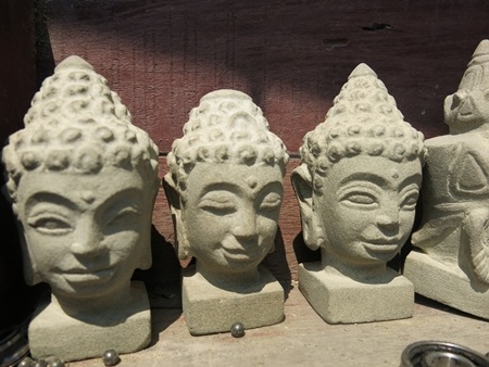 Những pho tượng được chế tác bằng những công cụ rất thô sơ