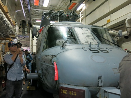 Máy bay bên trong tàu USS Chung-Hoon