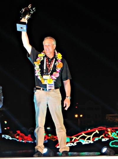 Đại diện đội Melrose Pyrotechnics đến từ Mỹ nhận Cup vô địch DIFC 2013