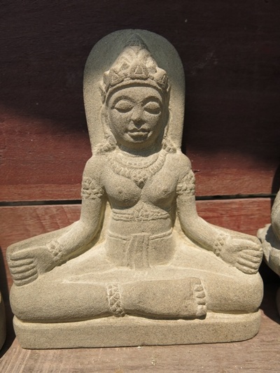 Những pho tượng được chế tác bằng những công cụ rất thô sơ