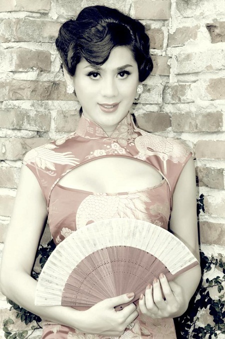 “Công chúa” Lâm Chi Khanh hóa... giai nhân đẹp mặn mà - 2 Nữ ca sĩ chia sẻ cô luôn muốn mang đến những sản phẩm âm nhạc tốt cho khán giả...