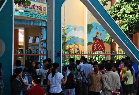 Đến hẹn lại… xếp hàng chờ xin cho con vào trường mầm non