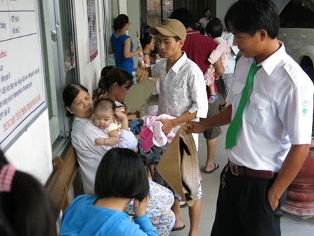 Vụ vắc xin Quinvaxem: Ồ ạt trẻ chuyển sang tiêm vắc xin dịch vụ