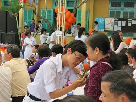 Ngày lễ trưởng thành, học trò 12 cài lên ngực mẹ đóa hoa tri ân.