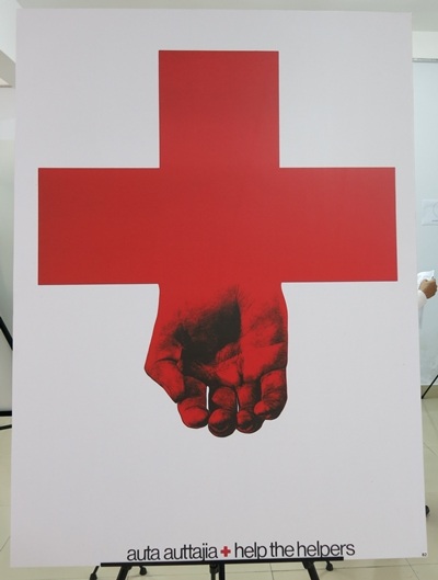 Hãy giúp đỡ những người giúp đỡ người khác - Áp phích của Hội Chữ thập đỏ