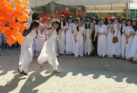 Hồn nhiên, vô tư.