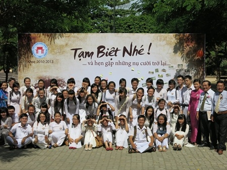 Xúc động lễ tri ân và trưởng thành của học trò lớp 12