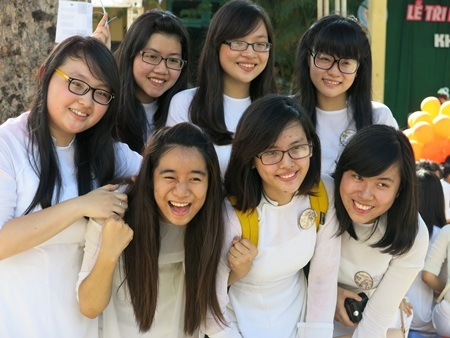 Nhớ từng khuôn mặt bè bạn.