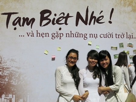 Tạm biệt nhé và hẹn gặp những nụ cười trở lại