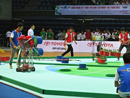 Trận đấu khai màn Vòng chung kết Robocon toàn quốc 2013