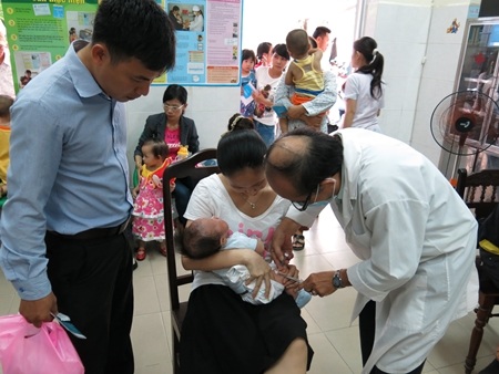 Vụ vắc xin Quinvaxem: Ồ ạt trẻ chuyển sang tiêm vắc xin dịch vụ