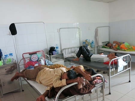 Bác sĩ chuyên khoa chẩn đoán các bệnh nhân bị viêm dạ dày ruột cấp, khả năng do ngộ độc thức phẩm